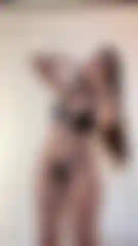 Probándome mi traje de látex.