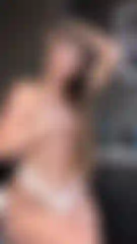 Provocando en mi tanga de encaje blanco.