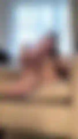 Adoración de pies en mi lencería de látex.