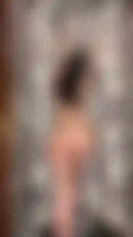 Ducha en cámara lenta, provocación desnuda.