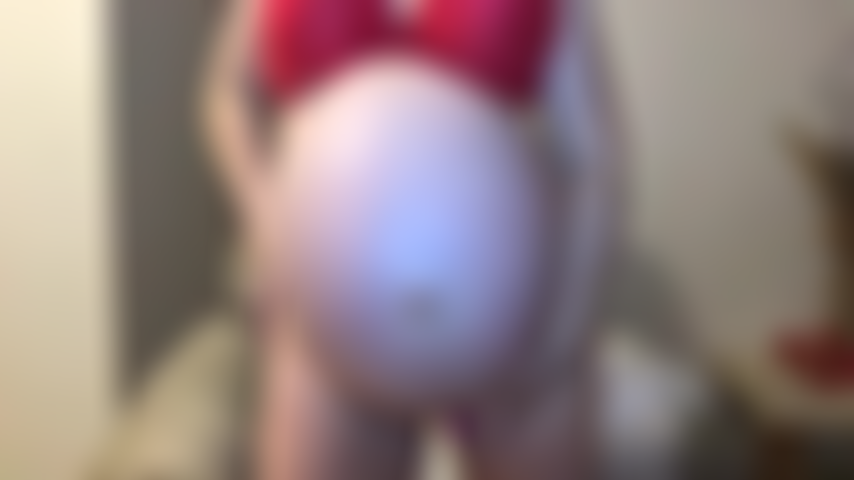 Mujer embarazada (42 semanas) barriga tan grande.