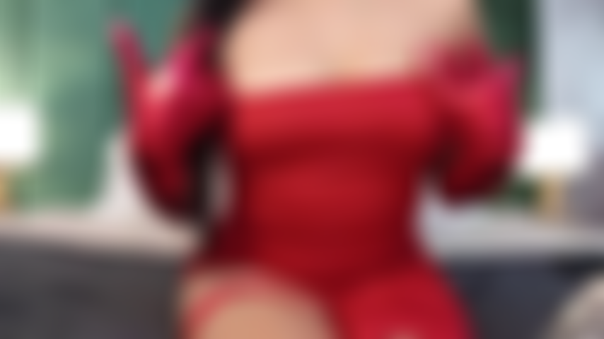 Con vestido rojo.
