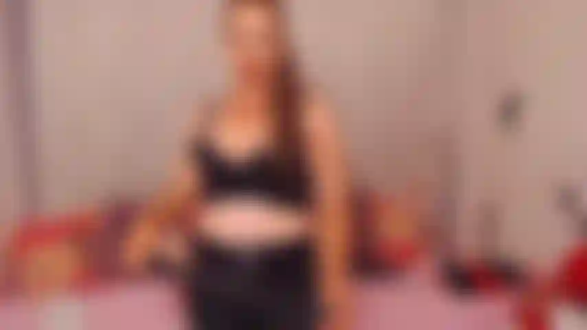 ¡Mi esclavo inútil me tiene tan enojada! ¡Mira cómo lo domino y lo humillo!