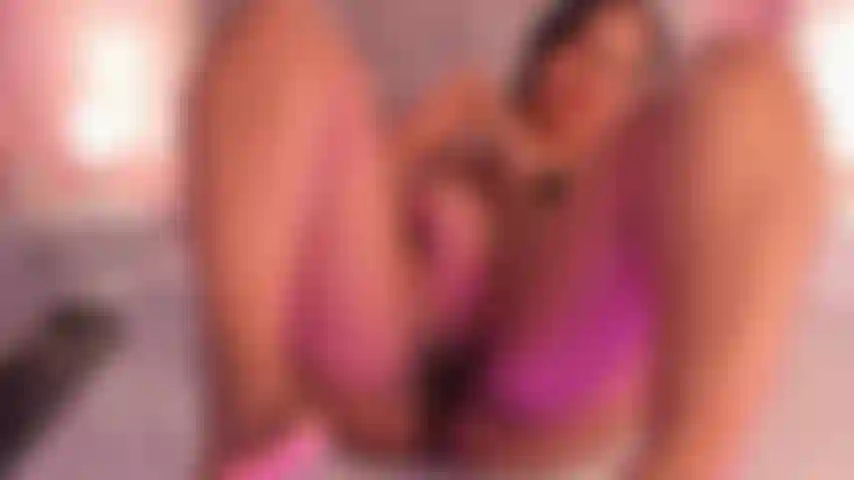 Gran squirt mira cómo me masturbo hasta que me corro a chorros.