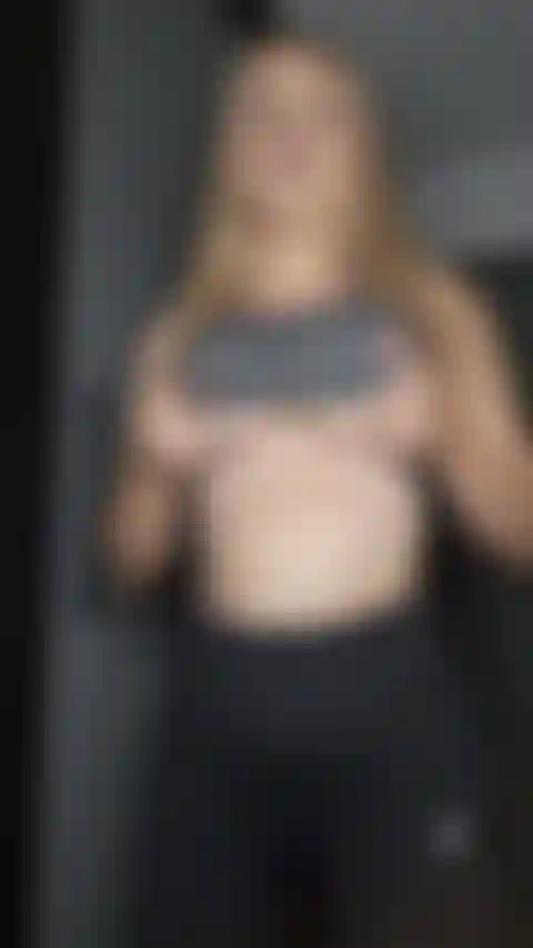 Muy cachonda, me quito la ropa de gimnasia y juego con mi varita.
