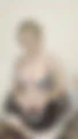 La sirvienta sexy te pilló pervirtiendo y quiere darte joi.