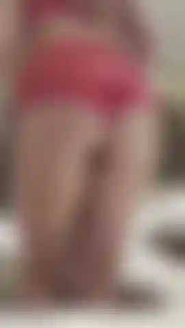 Cuentas anales mientras llevo pantalones cortos de pjay atrevidos.