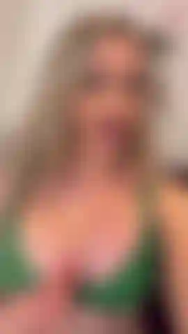 Luciendo lencería verde.