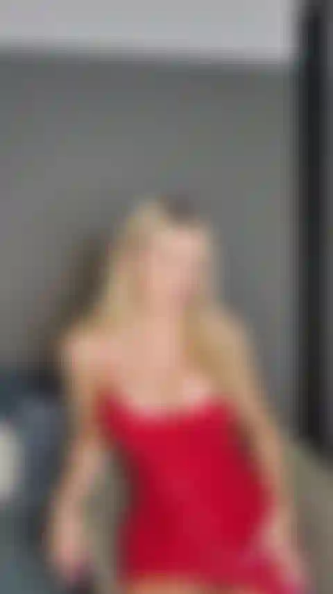 La señora te obliga a comerle el coño.