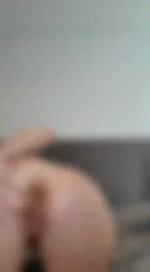 Juego de bolas anales desnudas.