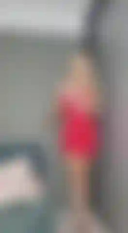 Cumming con mi sexy vestido rojo y tacones de aguja.