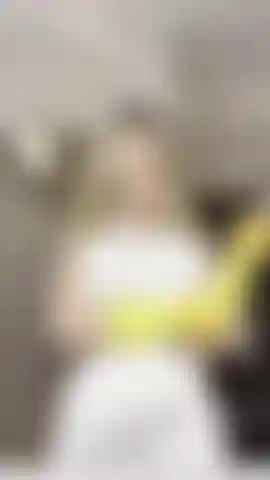 Madrastra sexy y desatendida quiere hacerte una paja con guantes de caléndula.