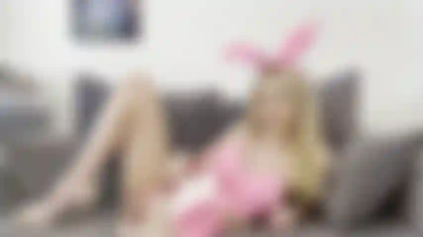 Una linda conejita rubia de pvc que se lleva a un orgasmo empapado.