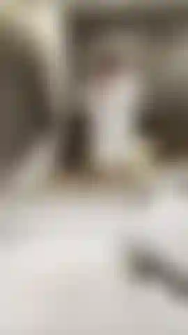 Masturbación en espejo de hotel.