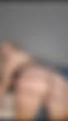 Remando mi culo hasta que se pone rojo.