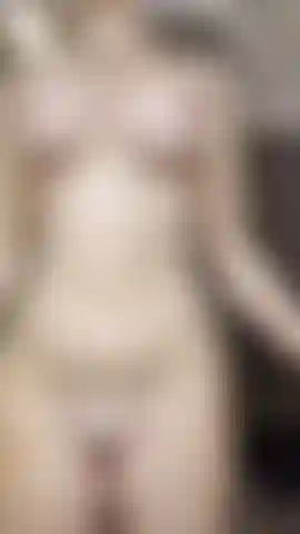 Luciendo mi cuerpo desnudo aceitado.
