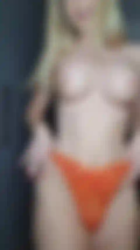 Poco a poco me quito las bragas para ti.