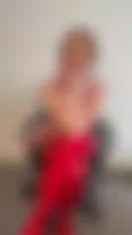 La jefa te ha pillado robando sus bragas y va a convertirte en un sissy.