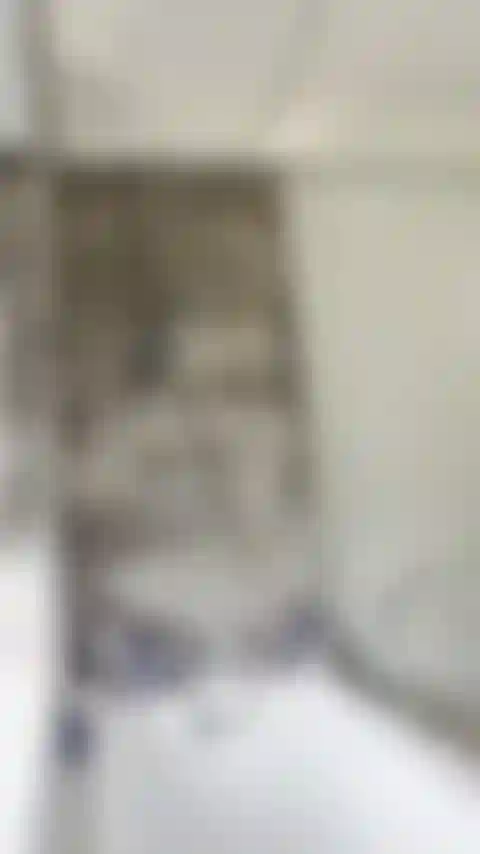 Me ducho y uso el cabezal de la ducha para hacerme correr.