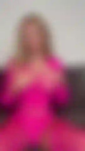 ¡Olvidé que tenía este sexy conjunto de red rosa! ¡Mírame ponerme mis medias de red rosa y follarme mi dildo vibrador negro hasta correrme encima de él! Hablar sucio durante todo el rato y quiero tu corrida.