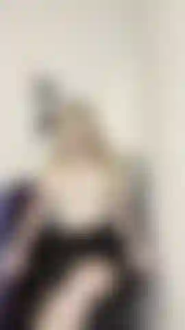 Déjame satisfacer tu fetiche de bragas de universitaria, señor.