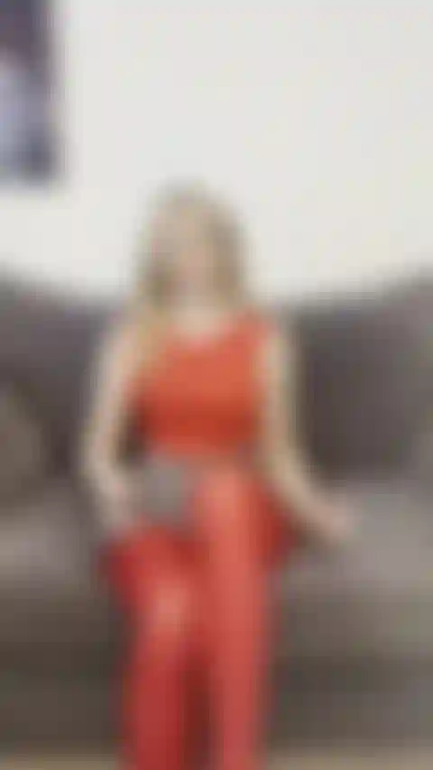 Joi con medias de nailon rojas y sin bragas.