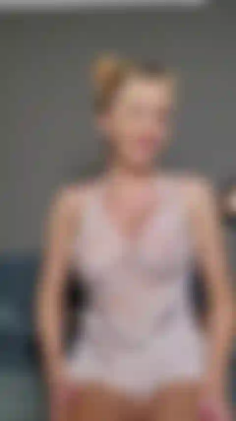 Bájate conmigo mientras uso mi juguete para hacer cosquillas en la lengua.