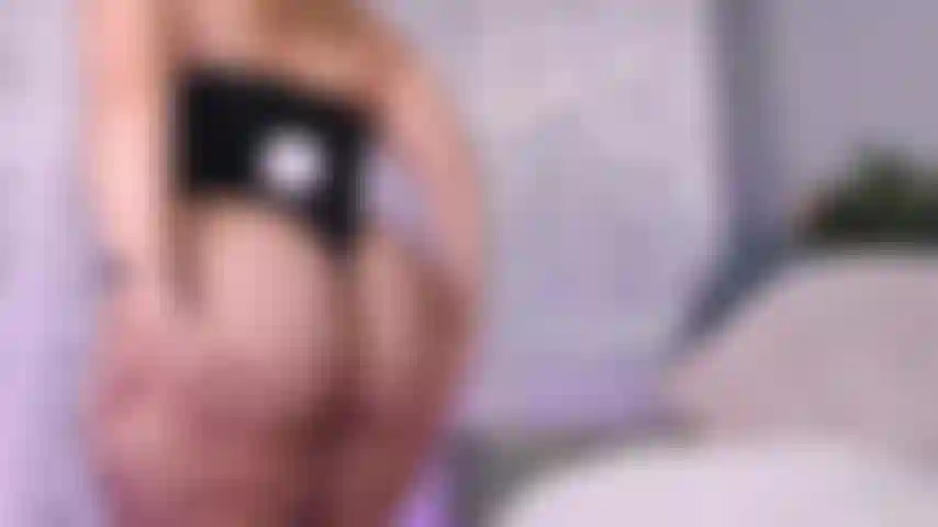 Traje de conejita, provoca y folla. Me encanta lo grande que se ve mi trasero con este traje de conejita ajustado y medias de rejilla. Me encanta el sonido de pasar mis dedos por ellos. Primero te provocaré con mis curvas y mi culo, luego los destrozaré antes de follarme con un consolador.