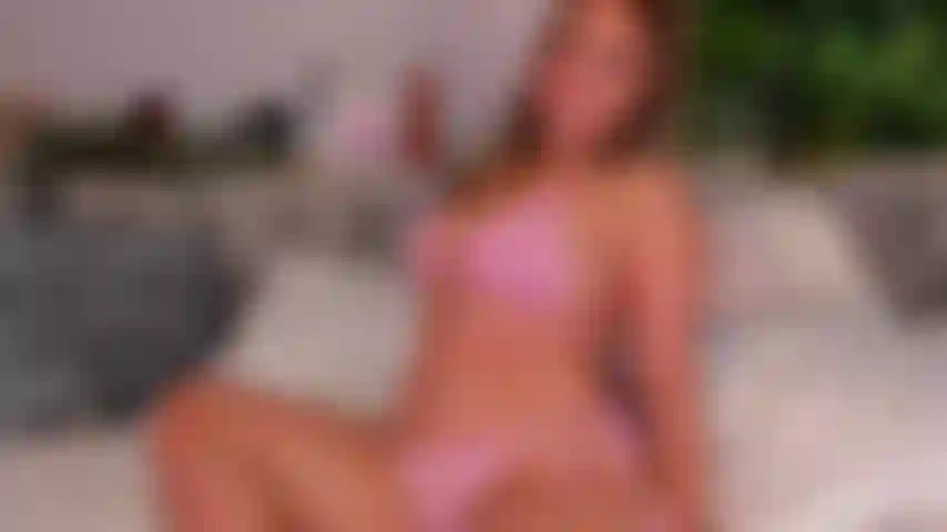 Escupe en esa cosa. ¡Enséñame esa polla y te la escupo! Aceitémonos las tetas para que estés lo más duro posible. Te haré una paja y te escupiré en la polla. Luego te chuparé la polla con contacto visual y te haré una cuenta regresiva.