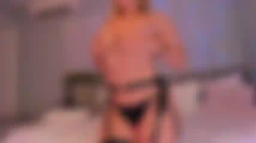 Un squirt raro: lo hago tan raramente que tuve suerte de capturarlo en la cámara. Mírame trabajar duro y chorrear sobre mis medias de encaje de nailon hasta los muslos. A continuación me introduciré un tapón anal en mi culo apretado. Incluye una repetición en cámara lenta del momento del squirt.