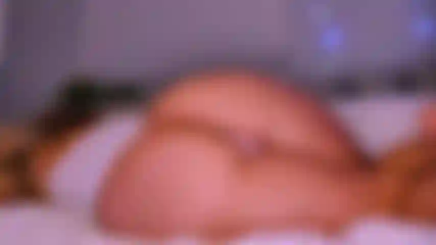 Follándome la almohada. Me desperté muy cachonda y comencé a frotarme el coño. Me mojé tanto que tuve que montarme en lo más parecido, ¡mi almohada! Mira cómo me levanto y me quito las bragas para jugar.