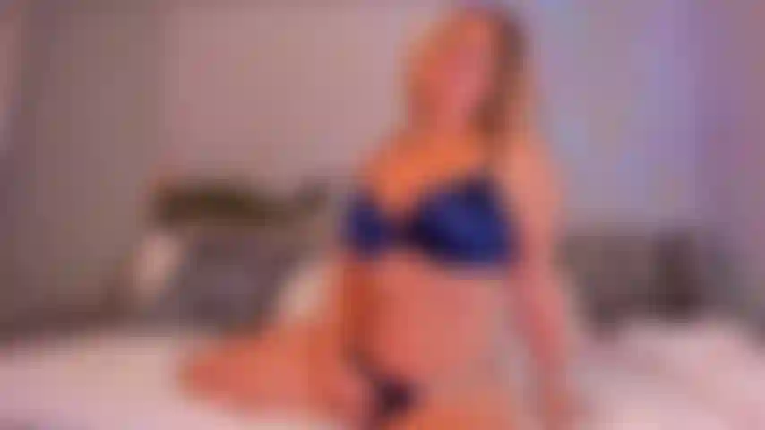 Una perrita sensual y una máquina de follar misionera. Estoy sola en mi cama, ¿te unes a mí? Me desnudaré para ti y podrás follarme a lo perrito y al misionero, empezaremos despacio y luego iremos más rápido hasta que ambos nos corramos.