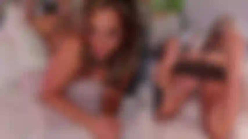 Boca abajo, culo arriba, vista dual, máquina de follar, espectáculo dorado 04.06.24 - ¡Así es como nos gusta follar! Tira mi tanga hacia un lado y te haré una mamada también. ¡Haz que me corra fuerte en tu polla!