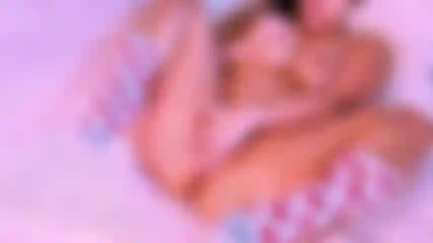 Consolador de vidrio y calcetines peludos. Quería tomar fotografías, ¡pero el consolador se sentía tan bien! Me follo profundamente hasta correrme tumbada boca arriba, con mis calcetines peludos de san valentín.