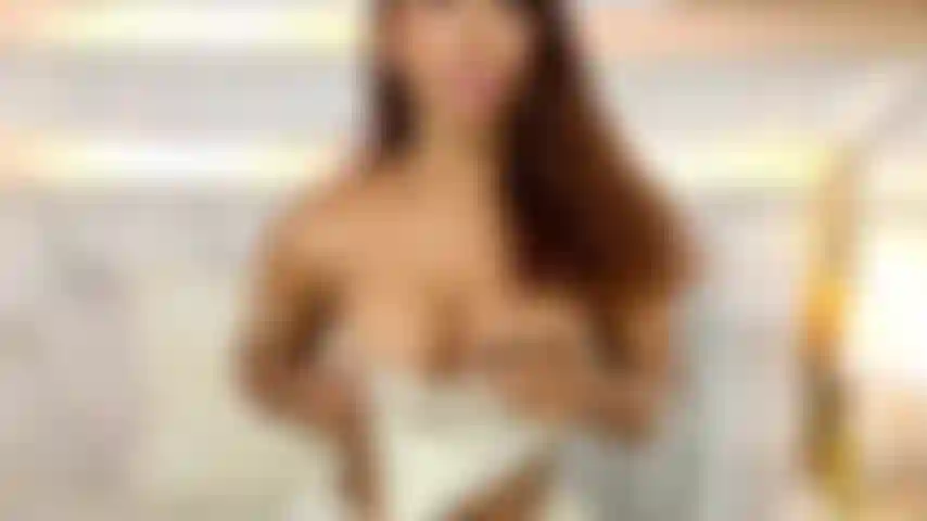 La mejor mamada profunda. Amordazada, babosa y dura.