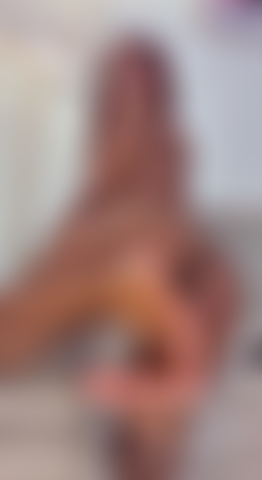 Latina apasionada y pies en aceite.