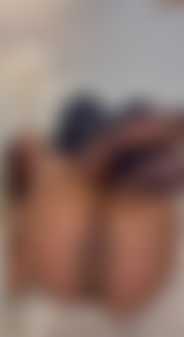 Una adolescente sexy en medias te mete sus pies en la cara.