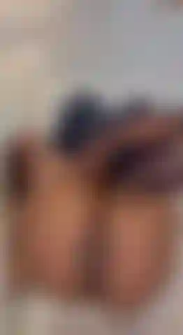 Una adolescente sexy en medias te mete sus pies en la cara.