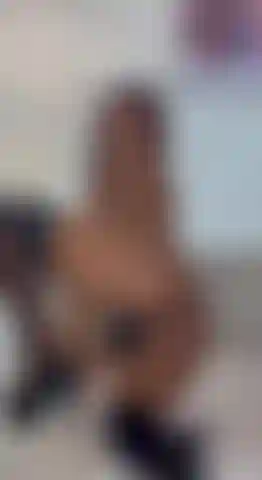 Jugando con mi coño en sexys tacones negros.