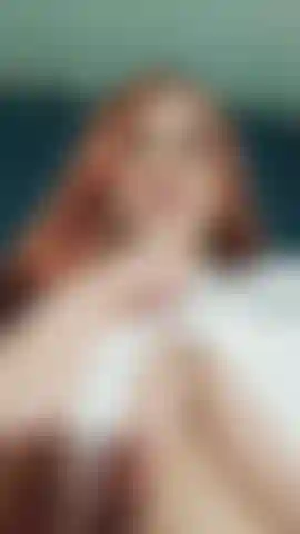 En casa sola, jugando con mis grandes tetas.