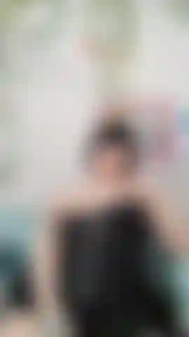Fumando un cigarrillo con corsé, video en solitario corriendo muy fuerte.