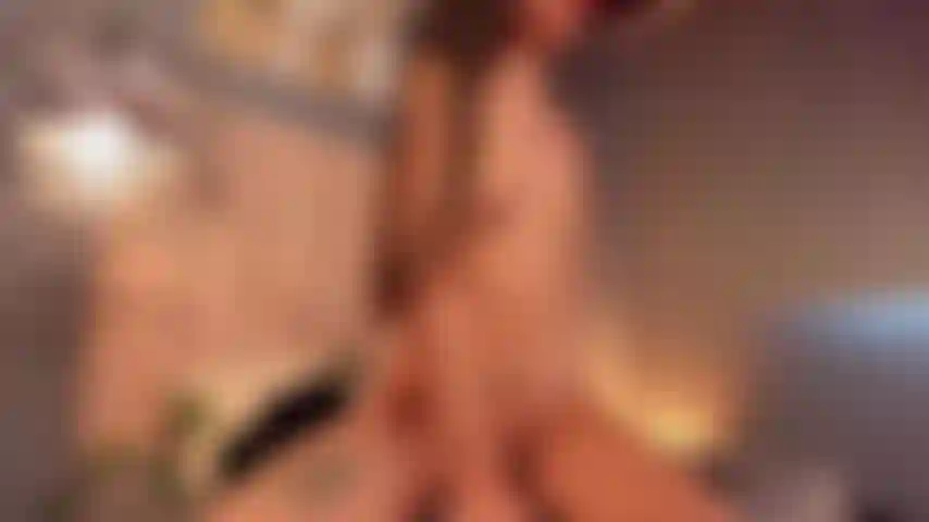 Montando consolador de frente.