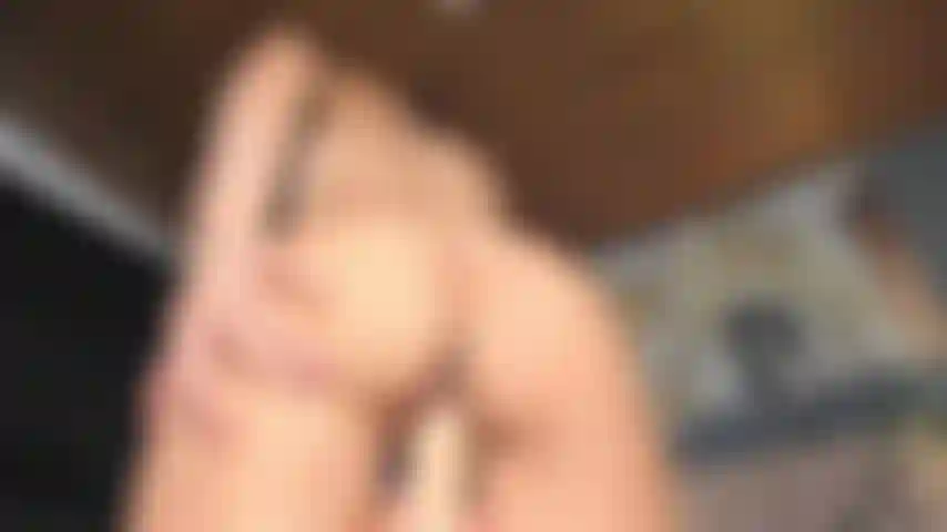 Folla el consolador lentamente.