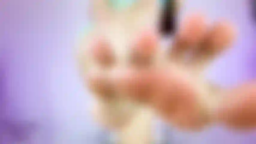 Sissy foot bitch humillation joi, ponte tus bragas favoritas y prepárate para un joi sexy y humillante, ¡mariquita! Quiero ver qué tan puta mariquita eres realmente para mis pies. Es perfecto que te hayan dejado porque ahora puedes convertirte en mi mariquita dedicada.