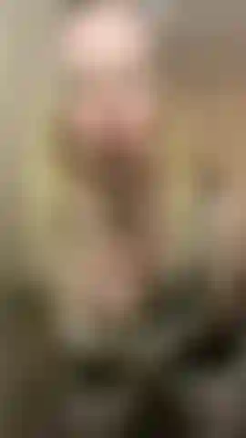 Sirvienta traviesa que brinda servicio extra.