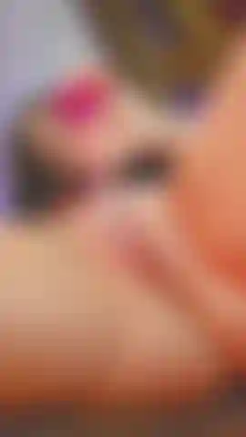 Juego con el coño con consolador transparente.