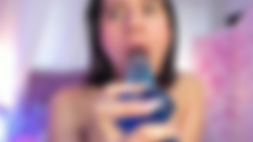 Sin atuendo, solo piel, mírame darte la mamada desnuda más traviesa que jamás hayas visto.