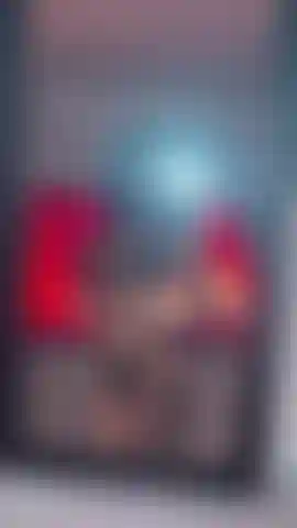 Chica traviesa enviando mensajes de sexo frente al espejo!