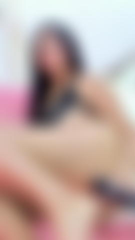 Mis dedos recorren cada rincón de mi piel... Lenta, sensual, provocadora. Exploto mi cuerpo de deseo mientras mi respiración se acelera y mi mirada te invita a unirte (3).