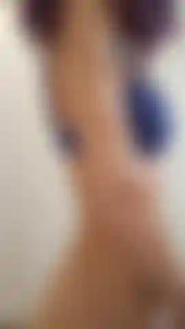 Me estoy cambiando la lencería frente a ti: ropa interior azul y encaje negro, mis tetas, mi culo. ¿Cuál te vuelve loco? Me estoy cambiando la lencería frente a ti: ropa interior azul y encaje negro, mis tetas, mi culo. ¿Cuál te vuelve loco?